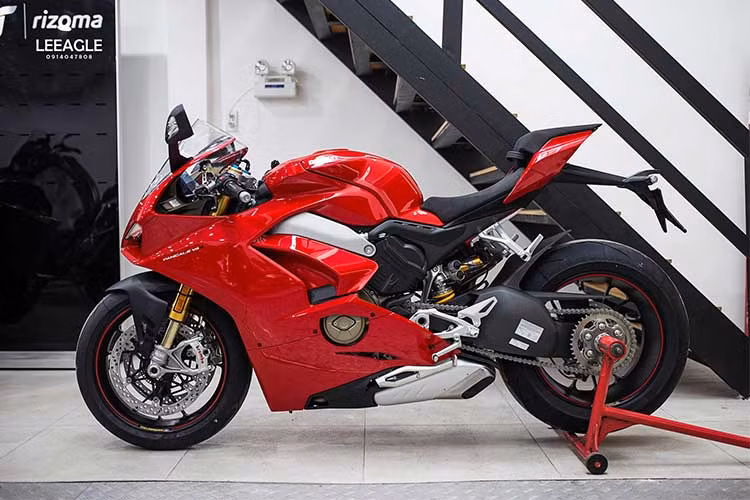 Chiếc Ducati Panigale V4S mới đầu tiên đã cập bến Việt Nam qua đại lý nhập khẩu tư nhân tại TP HCM và được một biker tại Hà Nội đặt mua. Theo chia sẻ của biker này, số tiền mà anh bỏ ra để đặt xe vào khoảng 70.000 USD (tương đương 1,6 tỷ đồng). Tại thị trường quốc tế, Panigale V4 S có giá hơn 45.800 USD.