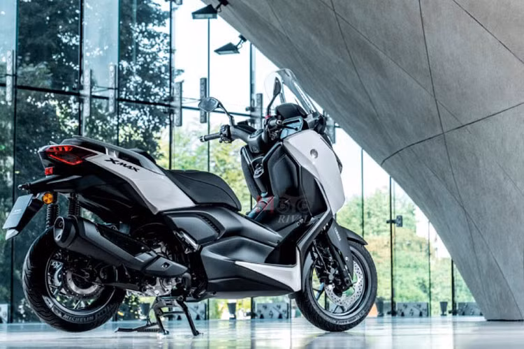 Mẫu xe ga Yamaha XMAX 300 2025 nằm trong phân khúc xe tay ga 300cc, cạnh tranh với Honda SH350i và Vespa GTS Super Tech 300 tại Việt Nam. Tuy nhiên, so với các đối thủ cùng phân khúc, XMAX 300 2025 sở hữu nhiều công nghệ hiện đại và tân tiến hơn.