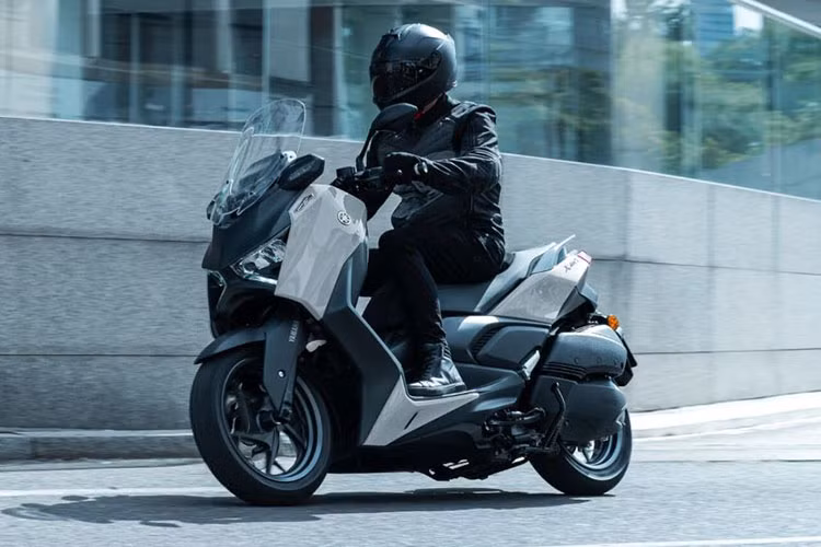 Ra mắt hồi đầu năm 2025, Yamaha XMAX 300 2025 bao gồm ba phiên bản: XMAX 300, XMAX 300 Tech MAX và XMAX 300 Tech MAX+, đáp ứng đầy đủ nhu cầu và sở thích của mọi tay lái. Tất cả các phiên bản đều đạt tiêu chuẩn khí thải EURO 5+ và trang bị động cơ Yamaha Blue Core. 