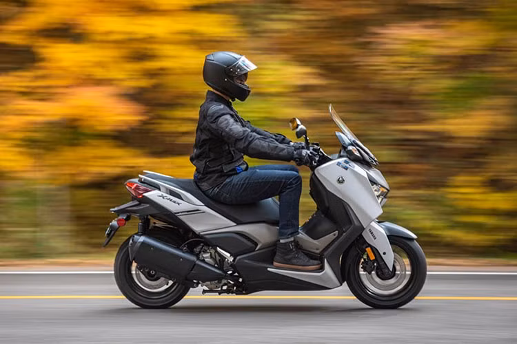 Theo tiết lộ từ các tư vấn bán hàng, mức giá xe Yamaha XMAX 300 2025 khi mở bán tại Việt Nam sẽ không thay đỏi quá nhiều so với phiên bản hiện tại, dự đoán khoảng 139 triệu đồng.