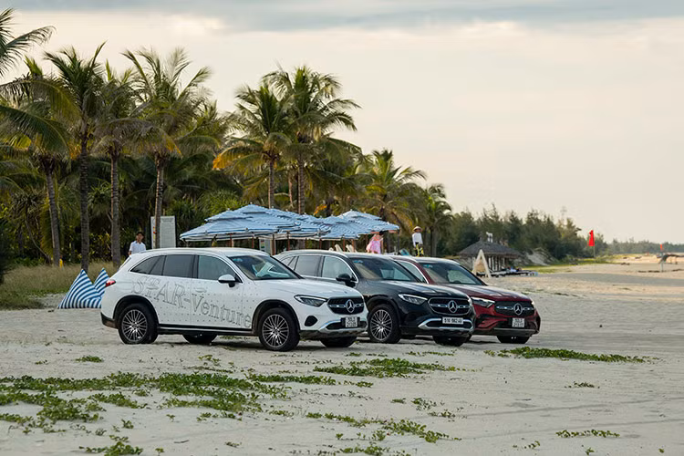 Các thành viên sẽ vượt qua thử thách thú vị: Lái những chiếc GLC trên địa hình cát làm sao để ít đổ nước nhất trong chiếc chai để trong ca-bin.