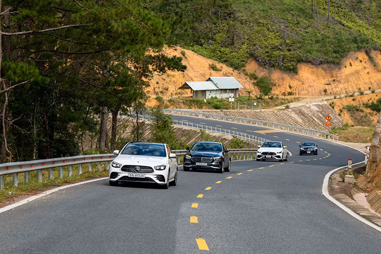 GLC 200 4MATIC, GLC 300 4MATIC, GLA 45 S 4MATIC+, GLB 35 4MATIC, GLB 200 AMG, C200 Avantgarde, C200 Avantgarde Plus, C300 AMG, E 300 AMG và Mercedes-AMG C 43 4Matic đều có mặt trong hành trình.