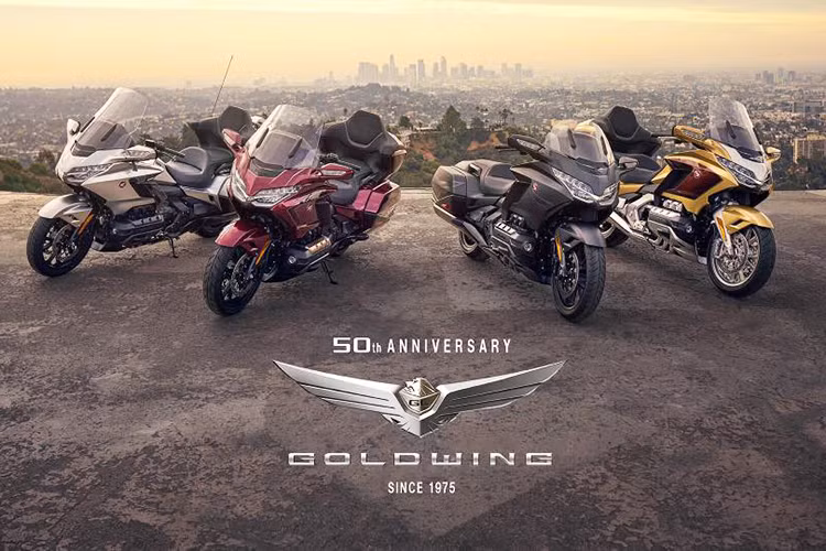Honda Gold Wing 2025 Honda 50th Anniversary mới có nhiều màu sắc lựa chọn như màu Đen bạc, Bạc, Đỏ kim loại. Đặc biệt là Màu vàng vĩnh cửu giúp cho dòng siêu môtô đường trường này trở nên sang chảnh hơn.