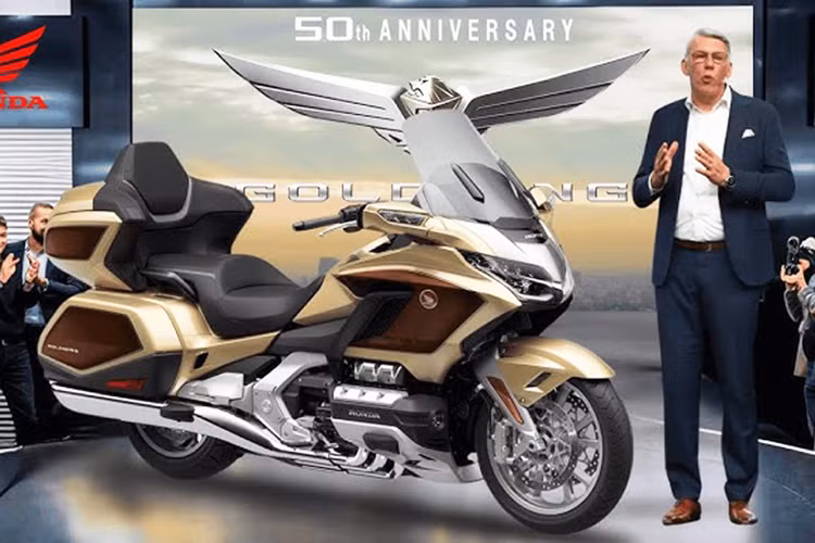 Mức giá xe Honda Gold Wing 50th Anniversary bán ra khởi điểm từ 25.200 USD (tương đương 634,3 triệu đồng) cho bản Bagger và 28.700 USD (khoảng 722,45 triệu đồng) cho bản Tour.