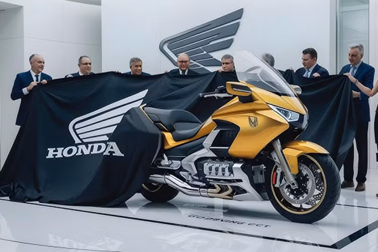 Honda kỷ niệm 50 năm ra mắt mẫu xe biểu tượng Gold Wing bằng cách giới thiệu Honda Gold Wing và Gold Wing Tour 2025. Các phiên bản kỷ niệm 50 năm sẽ có huy hiệu đặc biệt, cùng với "Since 1975" trên màn hình khởi động và một gói quà tặng kỷ niệm.