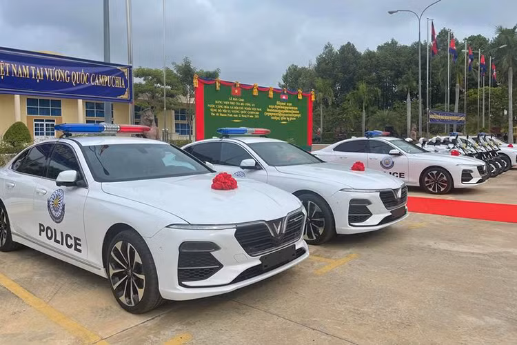 Bo Cong an Viet Nam tang VinFast Lux A2.0 cho Bo Noi vu Campuchia-Hinh-3