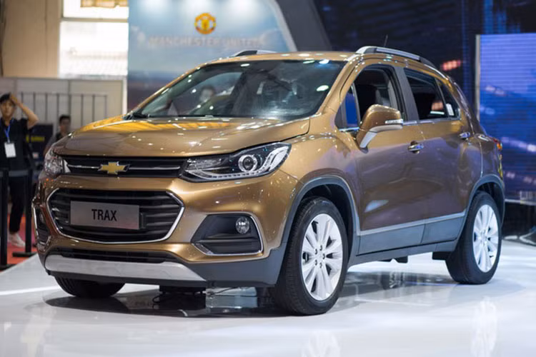 Chevrolet Trax mới tại Việt Nam hiện cũng được xem là sở hữu mức giá khá cao so với các đối thủ cùng phân khúc như Ford Ecosport hay Hyundai i20. Đây cũng chính là bất lợi lớn của Trax tại Việt Nam khi không được nhiều khách hàng “mặn mà”, dù được trang bị tiện nghi cũng như khả năng vận hành, an toàn vượt trội hơn.