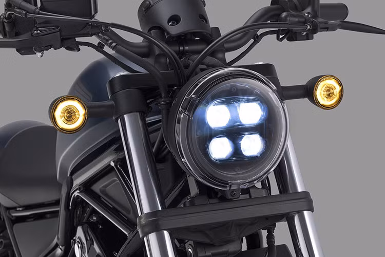 Về thiết kế, phiên bản Honda Rebel 500 2024 không có thay đổi nào về kiểu dáng hay thiết kế so với bản nâng cấp ra mắt trước đó. Xe có kích thước dài x rộng x cao lần lượt 2.206 x 822 x 1.093 (mm), chiều dài cơ sở 1.490 mm, chiều cao yên 690 mm và khoảng sáng gầm 136 mm.