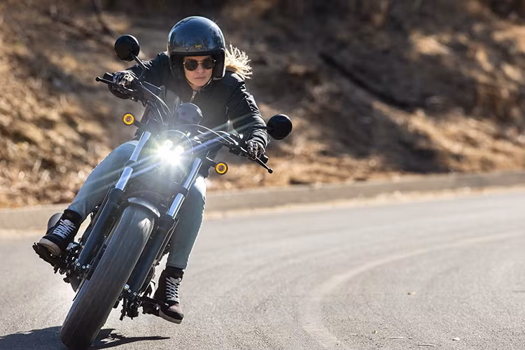 Mức giá xe Honda Rebel 500 2024 đề xuất là 181,3 triệu đồng (đã bao gồm VAT). Mẫu xe mô tô Honda tiếp tục được nhập khẩu từ Thái Lan, tương tự các đời xe trước. Xe được bảo hành 2 năm, không giới hạn số km. 