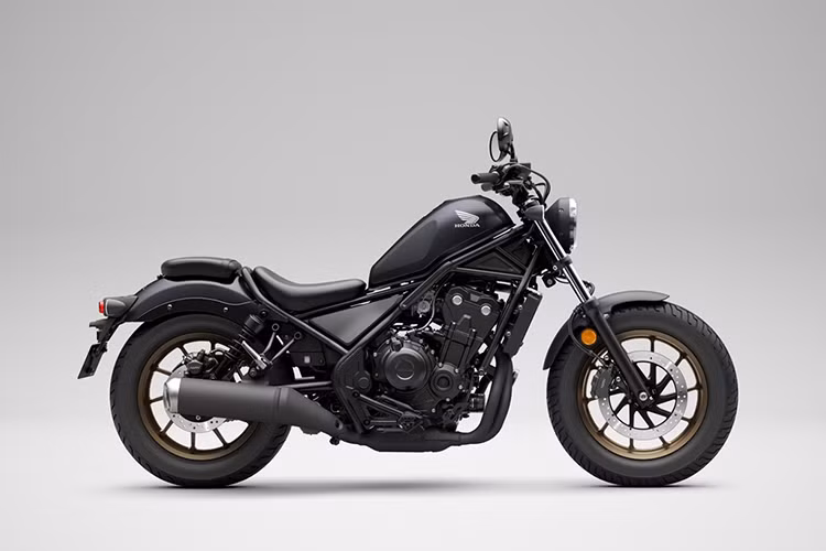 Động cơ xe Honda Rebel 500 2024 tại Việt Nam vẫn được trang bị hệ thống ly hợp hỗ trợ và chống trượt 2 chiều, giúp tay côn và cảm giác sang số nhẹ nhàng hơn và an toàn cho người sử dụng.