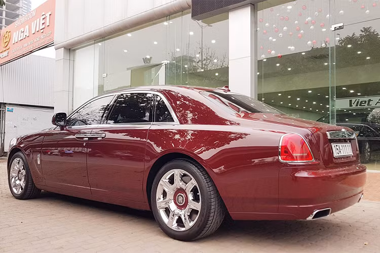 Kể từ đây, mẫu xe mang danh đẳng cấp nhà Rolls-Royce, Anh quốc đã bắt đầu các chuyến hành trình ra khắp thế giới để chinh phục giới nhà giàu trẻ tuổi, muốn khẳng định mình. Không hề thua kém thế giới, Việt Nam cũng đã đón nhận sớm những chiếc Ghost nhập theo đường cá nhân, ngay trong các năm 2010, 2011.