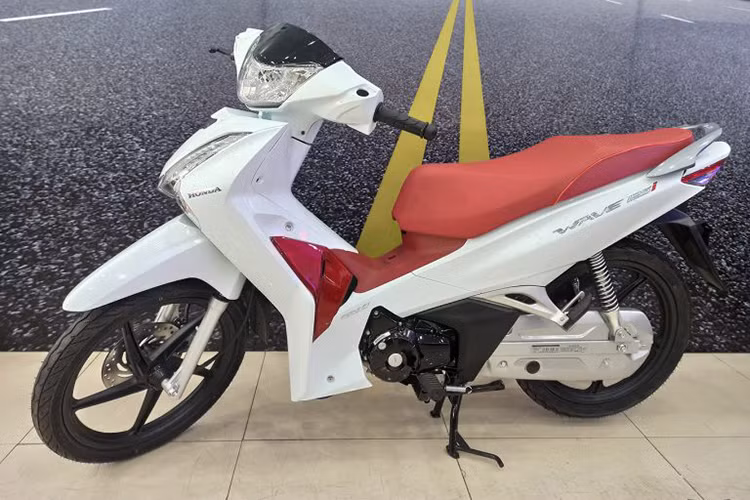 Mẫu xe máy Honda Wave 125i nhập khẩu, (hay còn được biết đến với tên gọi Future Thái Lan) sau khi ra mắt tại Thái Lan vào tháng 4/2021, phiên bản cập nhật mới nhất đã được nhập khẩu về Việt Nam bởi đại lý kinh doanh xe máy tư nhân.