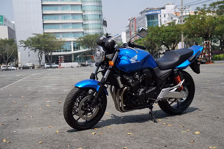 Mẫu xe môtô Honda CB400SF được xem là một trong những tượng đài trong suốt 25 năm qua. Trải qua hàng chục năm, dòng xe huyền thoại này vẫn giữ nguyên kiểu dáng thiết kế ban đầu, dành cho đa dạng người dùng sử dụng nhờ sự linh hoạt và khả năng vận hành ổn định.