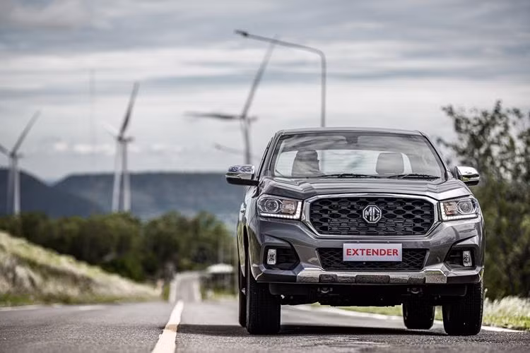 So với “người anh em” Maxus T60 từng phân phối tại Malaysia, MG Extender 2019 mới được tạo dáng mượt mà, thanh thoát và hiện đại hơn. Lưới tản nhiệt được thiết kế lớn bao bọc bởi đường viền mạ crôm, cụm đèn pha tích hợp dải LED định vị, gương chiếu hậu chỉnh điện tích hợp đèn xi nhan báo rẽ và bộ mâm hợp kim đa chấu tạo dáng thể thao.