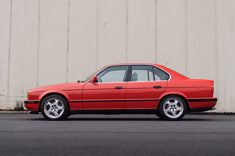 Nhưng đó là suy nghĩ của số đông, còn chiếc BMW M5 1991 này xứng đáng để cất giữ trong garage như là một món đồ sưu tầm có ý nghĩa rất lớn dành cho những ai thực sự đam mê xe BMW M5 - một trong những dòng sedan thương mại nhanh và mạnh nhất hành tinh.