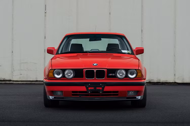 Chiếc xe BMW M5 đời cũ này đã trải qua nhiều đời chủ, đầu tiên nó được giao đến cho chủ nhân ở bang Maryland (Mỹ) vào năm cuối 1990 trước khi bán lại và được chuyển đến bang Cali vào năm 2012 với ODO dừng lại ở mức 27.835 dặm (44.796 km).