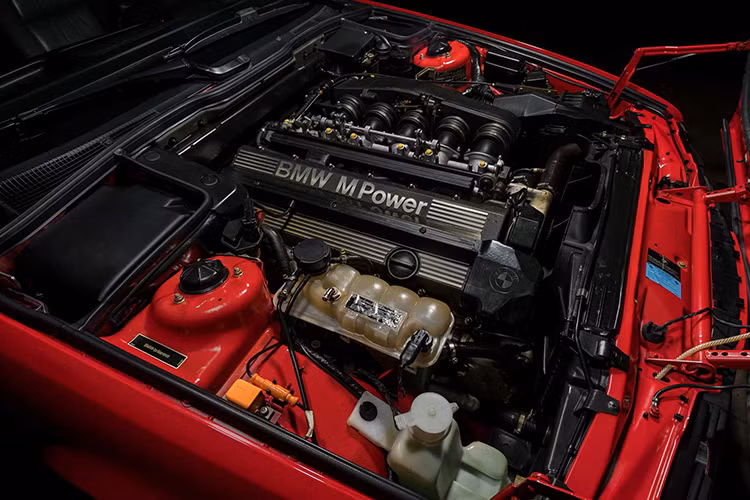 BMW M5 đời 1991 có khả năng tăng tốc từ 0 - 100km/h trong khoảng thời gian hơn 6 giây. Từ năm 1992, BMW nâng cấp động cơ S38B36 thành S38B38 (M5 1992 - 1996). Sau đó, thế hệ M5 tiếp theo (E39) BMW chuyển sang sử dụng động cơ S62B50 hoàn toàn mới. 