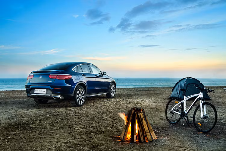 GLC Coupé tiếp tục phát huy thế mạnh này đi địa hình với hệ dẫn động 4MATIC. Với khoảng sáng gầm xe gần 20 cm cùng góc tới &amp; góc thoát phù hợp, GLC Coupé sẽ không làm người lái bận tâm trước những cung đường trắc trở, mấp mô hay ngập nước. GLC Coupé hoàn toàn có thể chinh phục được những địa hình rất khó như đồi cát và dốc đứng