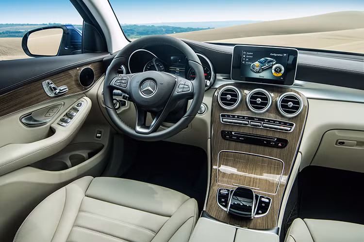 Bên trong, GLC Coupé cũng sở hữu bảng điều khiển liền khối buông dần xuống dưới như dòng thác chảy, đi kèm chất liệu gỗ nâu bóng cao cấp và phối với 1 trong 4 tông màu nội thất tiêu chuẩn, bao gồm Đen, Vàng Silk, Nâu Espresso và Nâu Saddle. Khách hàng cũng có thể đặt thêm gói tùy chọn nội thất AMG, đi kèm với tông màu nội thất màu đỏ CranBerry.