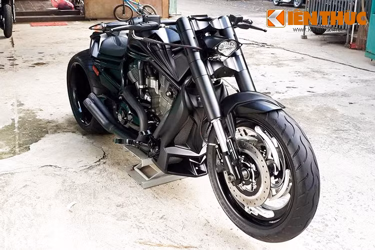 Biker trẻ "vui tính" nổi tiếng trong giới chơi xe tại Việt Nam - Đức Tào Phớ vừa đưa thêm vào bộ sưu tập xe của mình chiếc Harley-Davidson V-Rod Muscle được độ với phong cách cực kỳ đặc biệt.