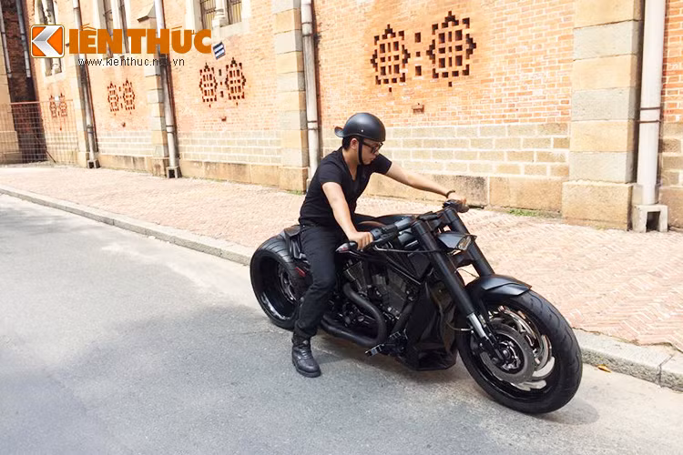 Được đánh giá là “cậu em út ngỗ nghịch” nhất trong gia phả nhà Harley-Davidson và là mẫu xe Cruiser mạnh mẽ nhất trong phân khúc - V-rod Muscle có thể hất tung bất kỳ đối thủ nào ngáng đường nó.