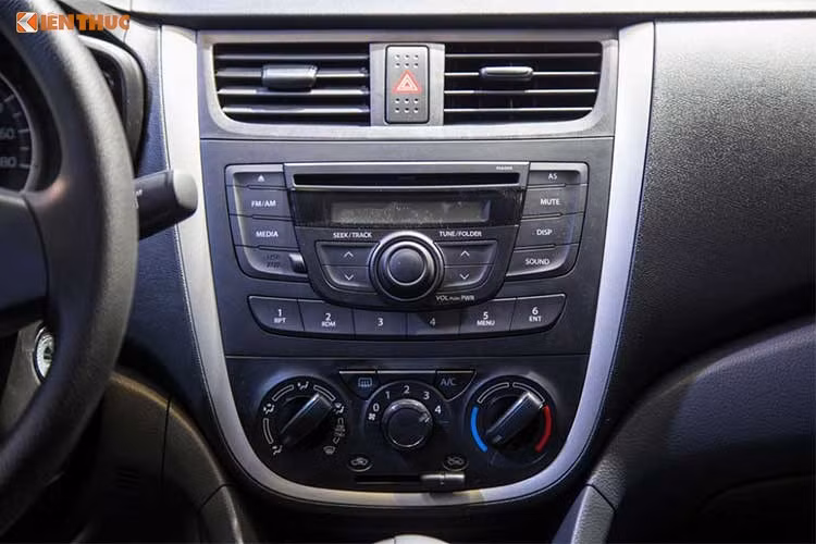 Mặc dù các mẫu xe ôtô của Suzuki tại Việt Nam không hề kém, thậm chí chất lượng tốt và mức giá phải chăng hơn nhiều so với các đối thủ. Tuy nhiên, thiết kế già và bảo thủ không tự làm mới mình cũng làm cho ôtô Suzuki, thậm chí cả xe máy của hãng này tại Việt Nam đang dần mất đi vị thế tại thị trường giàu tiềm năng này.