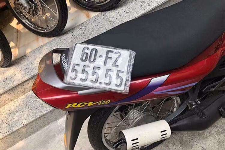 Là ông "vua đường phố" đình đám một thời không chỉ tại Việt Nam mà còn cả Đông Nam Á, thiết kế của RGV nổi bật với cụm đèn pha đơn, cụm đèn xi-nhan tách biệt dạng hình thang mang phong cách cổ điển. Phần đầu xe với cụm đồng hồ dạng công tơ mét hình chữ nhật lớn, hiển thị thông số kỹ thuật như báo xăng, tốc độ, vòng tua máy,...