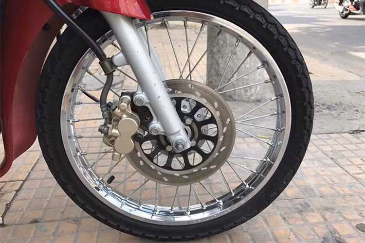 Bánh xe trước với hệ thống thắng trước sử dụng thắng đĩa, thắng đùm phía sau. Bình xăng có dung tích lên tới 5,2 lít, được đặt giữa thân xe. Phuộc trước của xe thiết kế dạng ống lồng, sau dạng monoshock được sơn màu đỏ bắt mắt, đi kèm là dàn yếm với các khe hút gió.