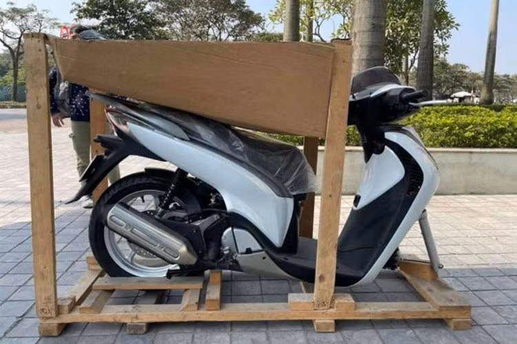Những ngày qua cư dân mạng ở Việt Nam không ngớt lời khen ngợi một cô gái sở hữu chiếc xe ga Honda SH mới đã bốc được biển số ngũ quý 8. Theo các dân chơi xe với biển số như vậy thì giá chiếc xe SH này có thể sẽ tăng chóng mặt có khi lên tới cả tỷ đồng.