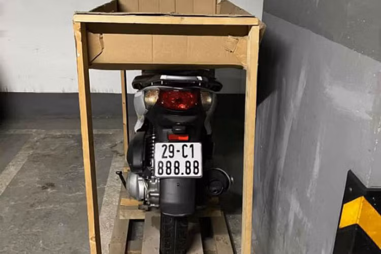 Ngay sau khi chiếc Honda SH đeo biển khủng, ngay lập tức có thông tin chiếc xe đã chính thức sang tên đổi chủ. Người mua chiếc xe này được cho là một dân chơi biển số có tiếng tại Hà Nội. Điều thực sự làm người hâm mộ “sốc” là số tiền mà dân chơi này được đồn đoán bỏ ra để tậu chiếc SH biển số 29C1-888.88 lên tới 900 triệu đồng.