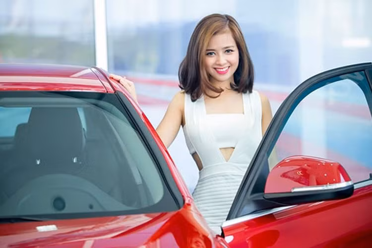 Thiết kế của 320i đậm chất BMW trong quá khứ, thêm vào đó những hương vị tiên tiến của thời đại mới. Thiết kế bên ngoài của mẫu xe này giờ đây mang đậm chất thể thao và năng động dành cho các bạn trẻ cá tính, năng động, hiện đại. 