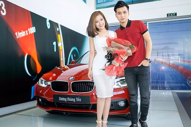 Ca sĩ Vũ Hà Anh, bạn trai lâu năm của Hoàng Yến hạnh phúc đăng hình ảnh người yêu bên cạnh chiếc BMW đỏ rực, kèm dòng chú thích “Happy birthday my girl” trên facebook, gây nhiều chú ý từ cộng đồng mạng.
