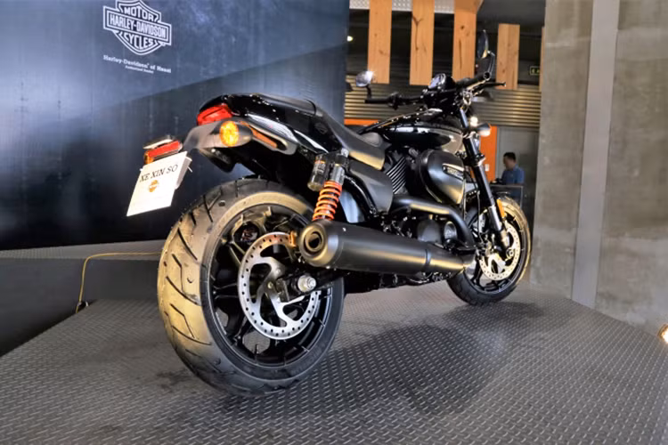 Về tổng thể, vẻ ngoại hình của mẫu xe Harley-Davidson Street Rod trông "ngầu" hơn Street 750 nhờ sử dụng hệ thống thụt trước 43mm với góc nghiêng 27 độ, ghi-đông hạ thấp và ngang mang phong cách twin-boxer.