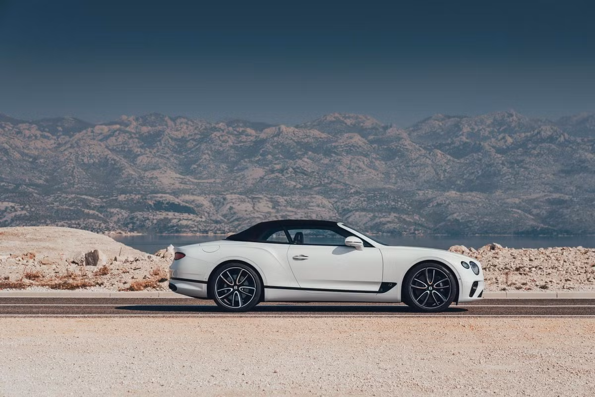 Sức mạnh động cơ cho phép Bentley Continental GTC 2020 tăng tốc từ 0-100 km/h trong thời gian chỉ 3,8 giây, chậm hơn khoảng 1/10 giây so với phiên bản coupe. Trong khi đó, vận tốc tối đa của Bentley Continental GTC 2020 cũng là 333 km/h như phiên bản coupe dù nặng hơn đến 160 kg vì hệ thống mui nỉ gập chỉnh điện hình chữ Z.