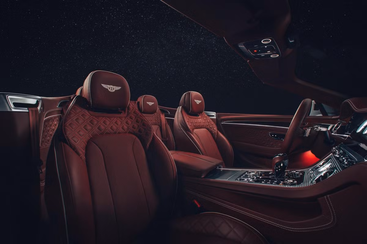 Khi có mặt trên thị trường, Bentley Continental GTC 2020 được trang bị 3 loại hệ thống âm thanh. Hệ thống âm thanh tiêu chuẩn là loại 10 loa với công suất 650 W. Thứ hai là hệ thống âm thanh Bang &amp; Olufsen 16 loa với công suất 1.500 W. Cao cấp nhất là hệ thống âm thanh Naim với 18 loa và công suất 2.200 W.