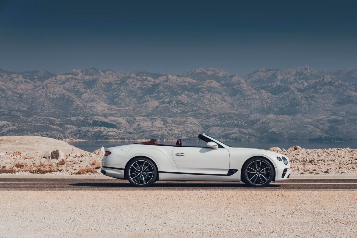 Theo hãng siêu xe sang Bentley, hệ thống mui nỉ của mẫu Continental GTC 2020 mới này đã được nâng cấp đáng kể so với phiên bản cũ, giúp giảm 3 decibel tiếng ồn lọt vào bên trong nội thất.