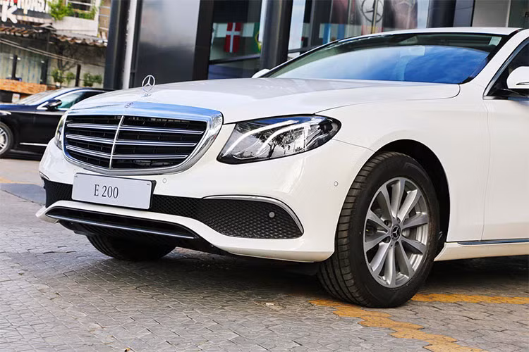 Mặc dù được nâng cấp thêm vài chi tiết nhưng về ngoại hình, Mercedes-Benz E200 không thay đổi nhiều so với trước đây. Đáng chú ý là cụm đèn pha sử dụng hoàn toàn bằng công nghệ LED, hai dãy đèn chiếu sáng ban ngày đặc trưng (kiêm chức năng báo rẽ) được vuốt thẳng xuống phía dưới và ôm theo lưới tản nhiệt.