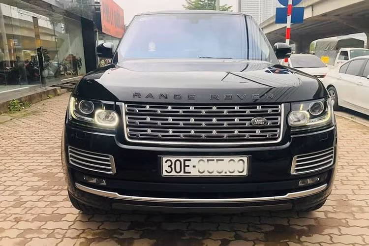 Phần đầu xe được thiết kế nổi bật với bộ lưới tản nhiệt lớn dạng zích zắc làm bằng kim loại sáng bóng theo kiểu khối hình chữ nhật xếp xen kẽ lên nhau, bao bọc bởi đường viền mạ crôm theo kiểu truyền thống của hãng. Một khe hút gió nhỏ thiết kế nằm cân xứng ở hai bên đầu xe, cản trước lớn bằng kim loại sáng không gỉ. Nằm ở dưới hốc hút gió là đèn sương mù. Xe được trang bị đèn pha kích thước nhỏ với dải LED nổi bật.