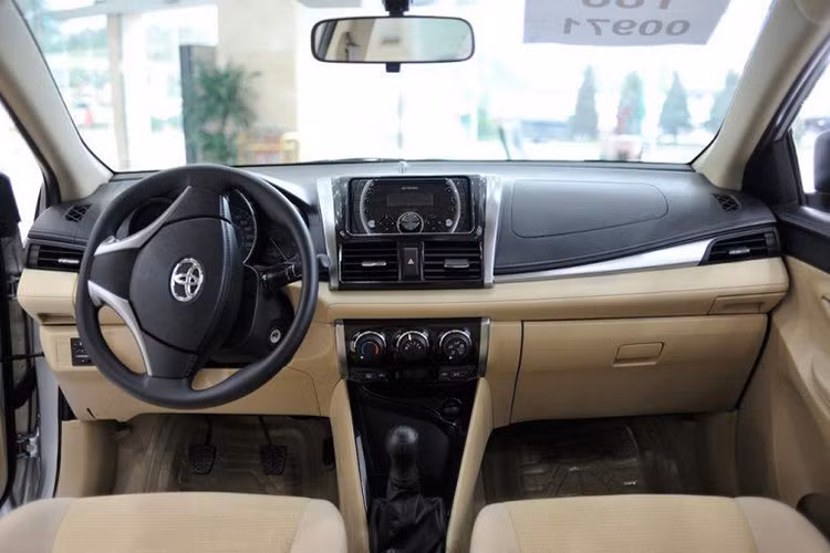 Bên trong nội thất, tất cả các ghế ngồi của xe đều chỉ được bọc vải nỉ khá bắt mắt, phù hợp với tông màu của ngoại thất, toàn bộ các chi tiết ốp trong nội thất đều được Toyota làm bằng nhựa cùng tông màu với ghế ngồi. Một số tấm ốp như trên các cánh cửa hay dọc bảng táp-lô được đúc bề mặt nhựa với các đường vân dạng giả da chau chuốt hơn so với trước đây.