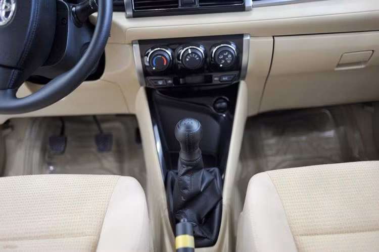 Trên mọi phiên bản Vios 2016, Toyota đã trang bị động cơ nạp khí tự nhiên 2NR-FE mới dung tích 1.5l 4 xy lanh thẳng hàng, 16 van DOHC, với hệ thống điều phối van biến thiên thông minh kép Dual VVT-i tối ưu hóa thời điểm đóng mở đồng thời cả van nạp và van xả (thay cho loại van biến thiên VVT-i cho van nạp ở phiên bản cũ).