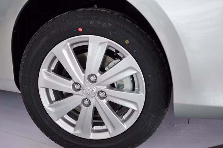 Ở hai bên thân xe, chiếc xe sedan mới này cũng không có thay đổi nào về thiết kế. Các đường dập nổi chạy dọc suốt Vios phối hợp cùng cụm cửa kính hình vòng cung sắc nét, giúp gia tăng cảm quan về chiều dài cho thân xe. Bộ mâm đúc hợp kim 15 inch của xe cũng được giữ nguyên, với thiết kế 8 cánh khá đẹp mắt.