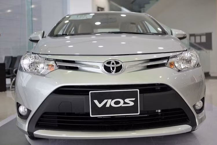 Mức ưu đãi giảm giá kể trên đối với Vios đã bao gồm 30 triệu đồng hỗ trợ lệ phí trước bạ từ Toyota Việt Nam. Đây là đợt giảm giá mạnh thứ 2 đối với mẫu xe này khi trước đây, Vios đã từng được ưu đãi cao nhất lên tới 80 triệu đồng. Đó là thời điểm tháng "cô hồn", mẫu xe sedan "hàng hot" Vios giảm giá kỷ lục xuống chỉ còn 484 triệu đồng cho bản 1.5E MT.