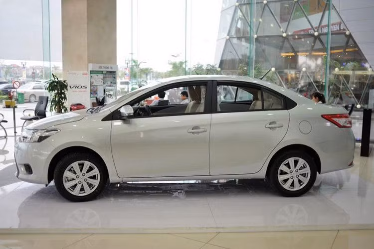 Cụ thể, theo báo giá từ một số đại lý Toyota tại Hà Nội, phiên bản Toyota Vios E phiên bản số sàn sẽ được giảm 75 triệu đồng, khiến giá bán mẫu xe này chỉ cao hơn Hyundai Grand i10 54 triệu đồng, chạm mốc 489 triệu đồng. Tương tự, Toyota Vios E số tự động sẽ có giá bán thấp nhất là 513 triệu đồng và Vios G số tự động là 547 triệu đồng.