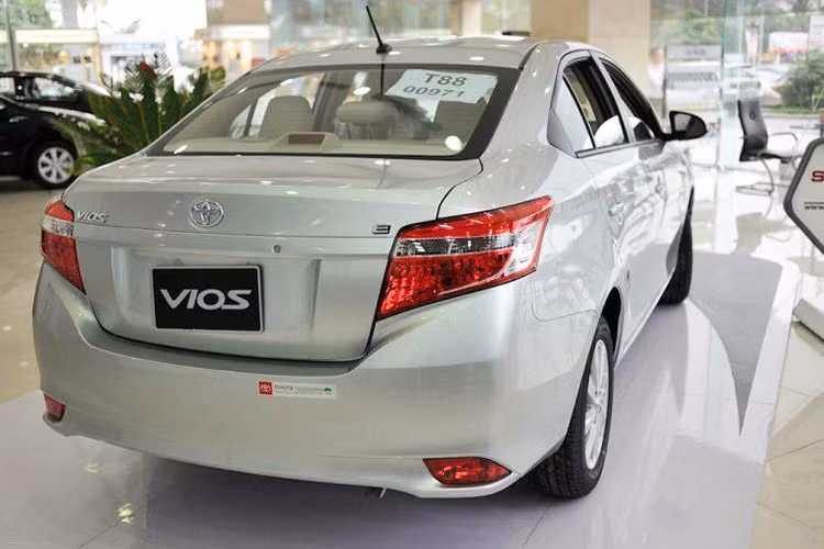 Ở phiên bản mới, Vios vẫn giữ nguyên thiết kế với cản trước có cụm hốc hút gió và lưới tản nhiệt hình thang đối xứng khỏe khoắn. Trên các phiên bản Vios mới (G CVT, E CVT, E MT) đều được hãng Toyota trang bị đèn sương mù phía trước giúp hỗ trợ đáng kể khả năng quan sát của người lái khi lái xe trong những điều kiện thiếu ánh sáng.