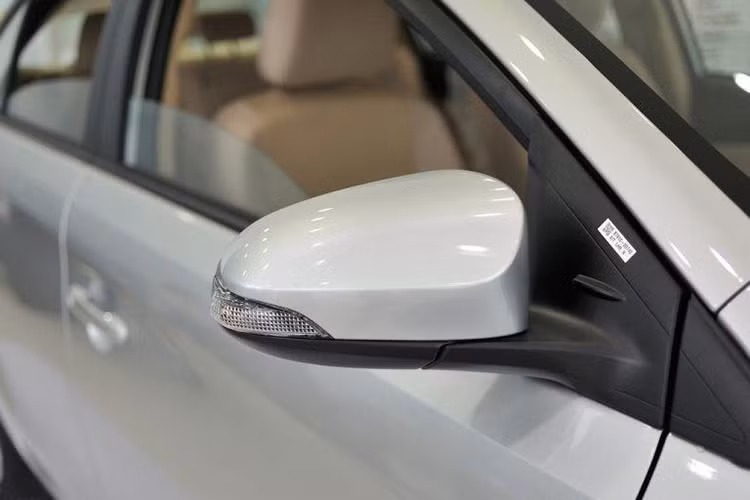 Một cải tiến mới được của xe là sự xuất hiện của gương chiếu hậu được tích hợp đèn báo rẽ, có khả năng gập và điều khiển điện. Xe có thiết kế phần đuôi rộng, tập trung vào cụm đèn hậu trẻ trung trong khi đèn sương mù được bố trí hai bên góc dưới đuôi xe giúp hỗ trợ khả năng quan sát cho các xe phía sau khi di chuyển trong điều kiện thời tiết xấu. 