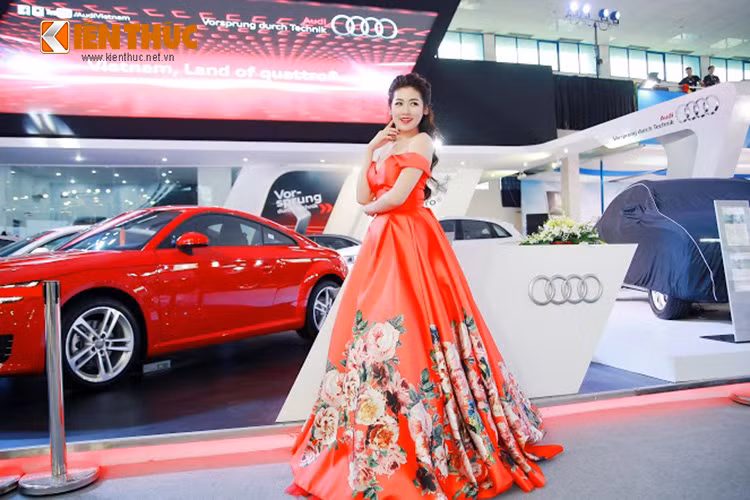 Bên cạnh 10 mẫu xe nhập khẩu, phân phối trong nước, tại gian hàng Audi còn có sự góp mặt của dàn sao sáng nhất. Họ là đại sứ của thương hiệu của từng dòng xe Audi tại Việt Nam.