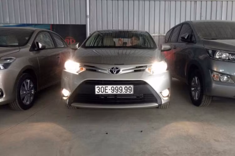 Thông thường, những biển số đẹp như vậy thường đi cùng với các mẫu xe sang, siêu sang, siêu xe đắt tiền. Tuy nhiên với một chiếc xe giá rẻ Toyota Vios tại Hà Nội đã bất ngờ bốc trúng biển ngũ quý 9: 30E-999.99 khiến nhiều người bất ngờ và được cộng đồng mạng xã hội quan tâm.