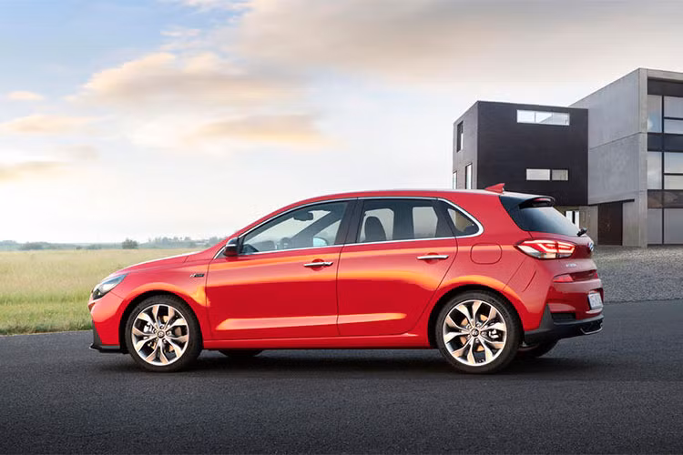 Theo đó, các mẫu xe Hyundai gắn mác N-Line sẽ sở hữu ngoại hình thể thao nhưng không có sự nâng cấp nào về động cơ. Từ ngoại hình tới nội thất, chiếc i30 N Line đều phảng phất phong thái thể thao của chiếc xe hiệu suất cao cùng nhà, nhưng vẫn giữ lại tính năng vận hành êm ái, tiết kiệm trên các phiên bản i30 thường.