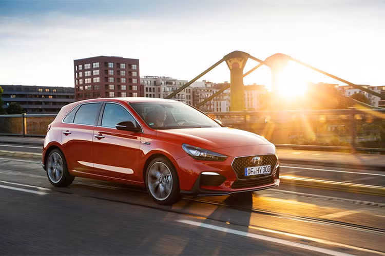 Hyundai i30 N Line sẽ có mặt đầu tiên tại thị trường Châu Âu trong tháng 8/2018 này, giá bán sẽ sớm được công bố trong vài tuần tới.