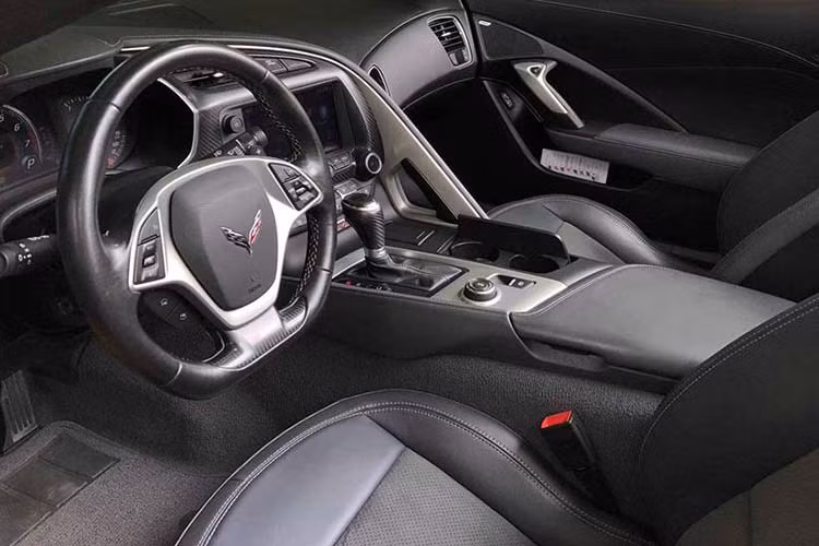 Bên cạnh đó là vô lăng thể thao 3 chấu bọc da cao cấp với logo xe thể thao Corvette trung tâm, màn hình cảm ứng 8 inch ở vị trí trung tâm cùng hệ thống âm thanh Bose 10 loa mang đến trải nghiệm thú vị cho người lái. 